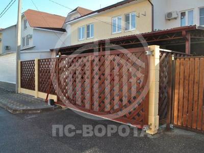 Откатные ворота с деревянным заполнением