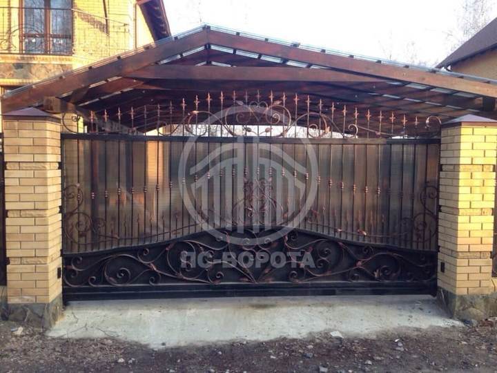 откатные кованые ворота с заполнением из сотового поликарбоната