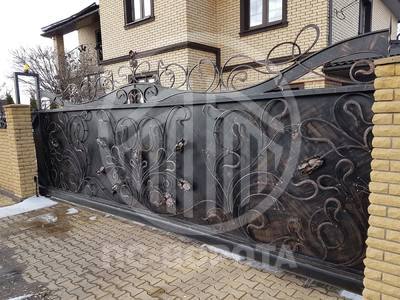 Откатные стальные ворота с ковкой