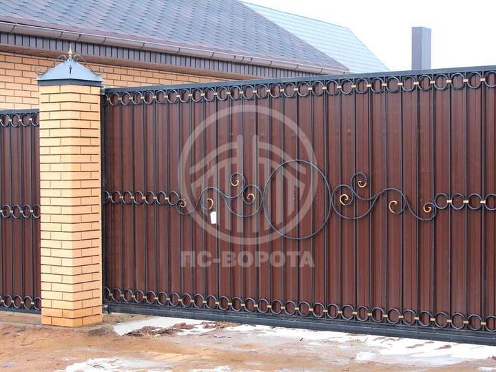 кованые откатные ворота с калиткой в одном стиле со створкой