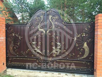 Откатные металлические ворота с коваными элементами