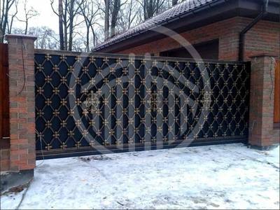 Откатные кованые ворота на дачный участок