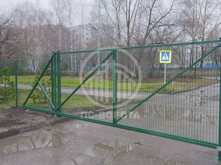 откатные ворота из 3д сетки с механическим открыванием