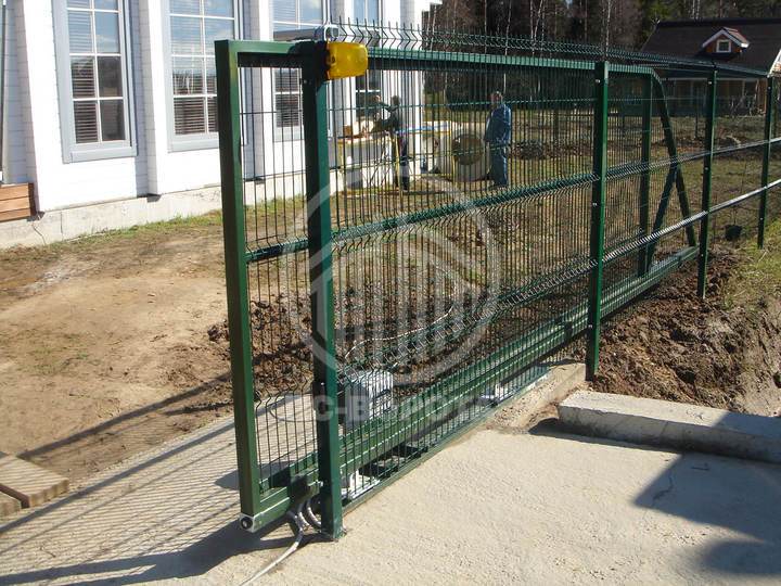 откатные ворота из 3д сетки с автоматикой и проблесковым маячком