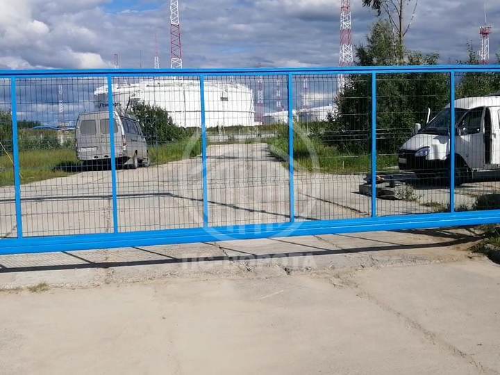 откатные стальные ворота из 3д сетки с синим нитроэмалевым окрасом