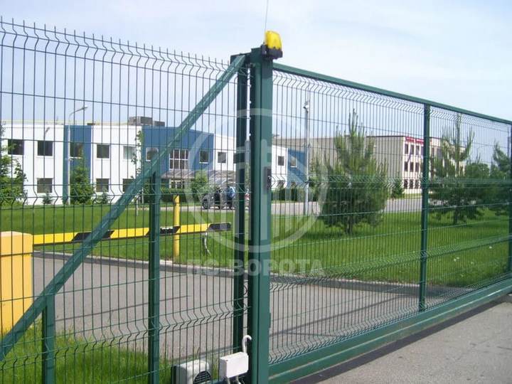 откатные металлические ворота из 3д сетки зеленого цвета