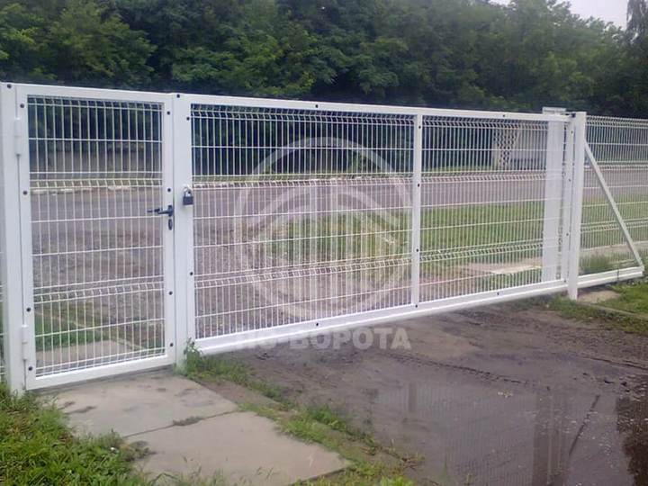 стальные откатные ворота из 3д сетки с проушинами под навесной замок