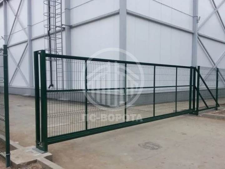 откатные ворота из 3д сетки черного цвета для промышленной территории