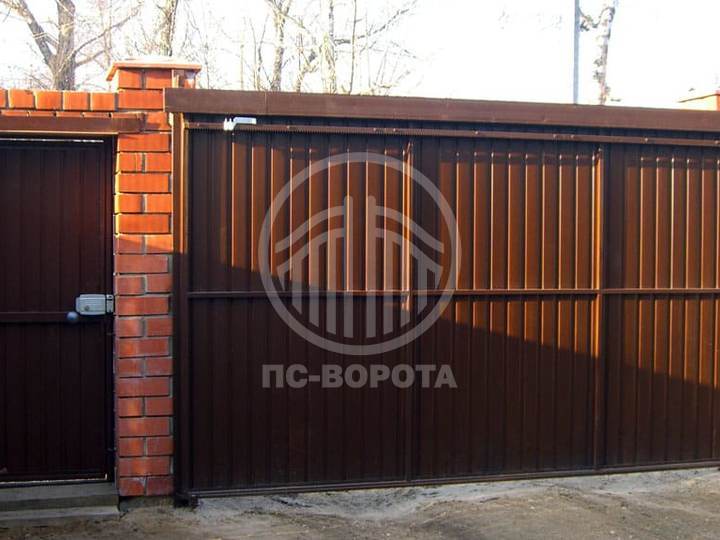 подвесные откатные ворота из профнастила коричневого цвета