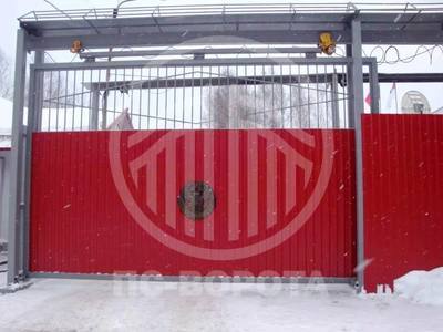 Откатные подвесные ворота из красного профнастила