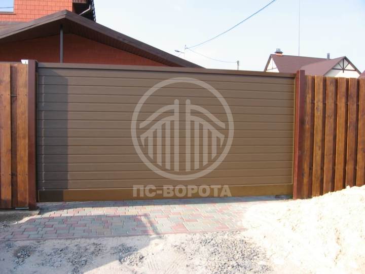 откатные ворота из сэндвич панелей коричневого цвета