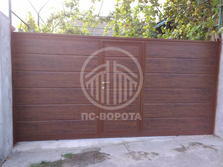 откатные стальные ворота из сэндвич панелей со встроенной калиткой