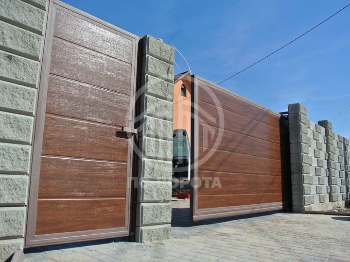 ворота откатные из сэндвич панелей с калиткой в одном стиле со створкой