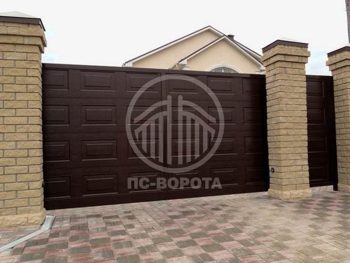 металлические откатные ворота из сэндвич панелей темного цвета
