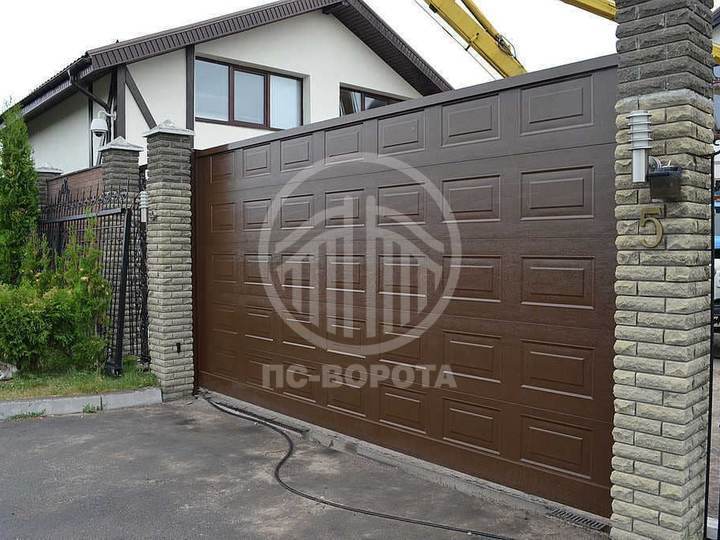 откатные ворота из сэндвич панелей с калиткой