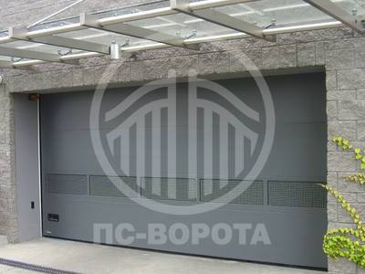 Ворота подъемные для гаража со перфорированной сеткой посередине створки