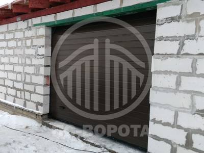 Ворота подъемные для гаража из сэндвич панелей, цвет коричневый
