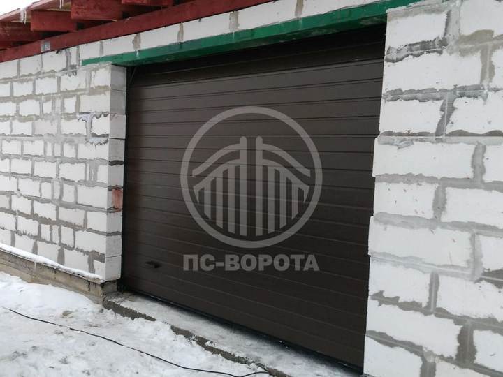 металлические подъемные ворота для гаража из сэндвич панелей