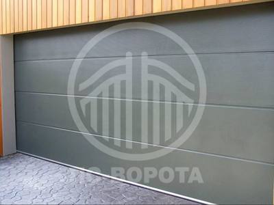 Секционные подъемные ворота из сэндвич панелей L-гофр серого цвета