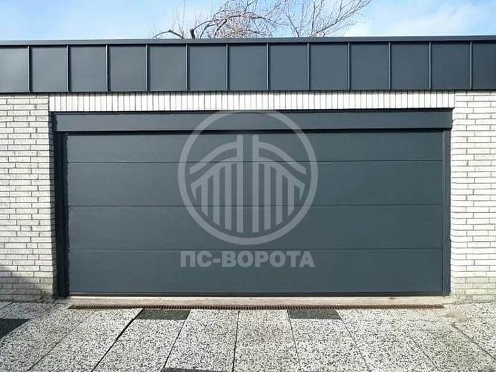 металлические секционные ворота для гаража из сэндвич панелей L-гофр серого цвета