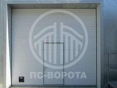 Ворота подъемные с сэндвич панелями L-гофр и дверью