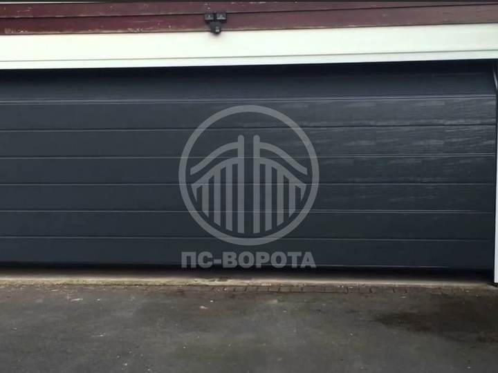 стальные секционные ворота из сэндвич панелей M-гофр темного цвета