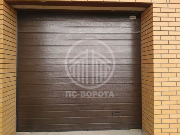 секционные ворота с подъемной створкой из сэндвич панелей с рисунком S-гофр
