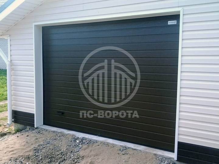 подъемные секционные ворота из сэндвич панелей S-гофр с автоматикой и ручкой открывания