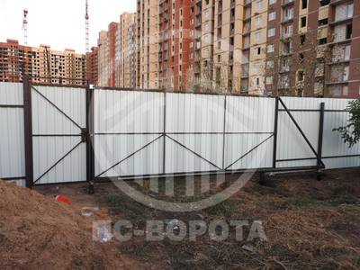 Откатные ворота на сваях с калиткой