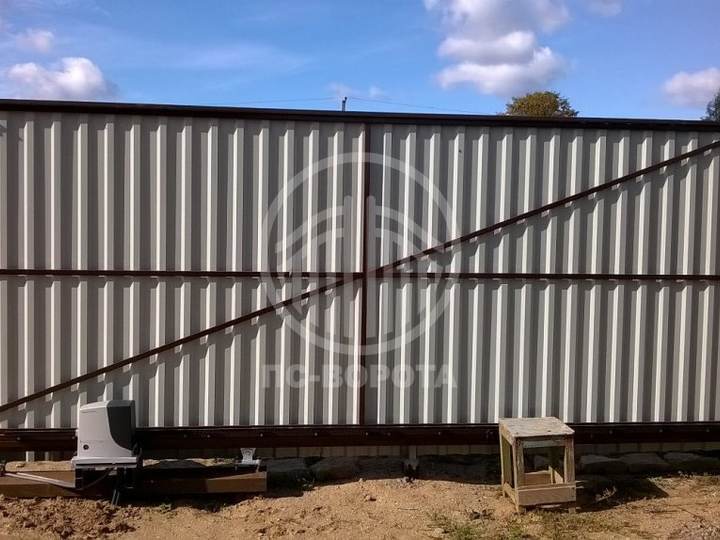 металлические откатные ворота на сваях с проблесковым маячком и автоматикой