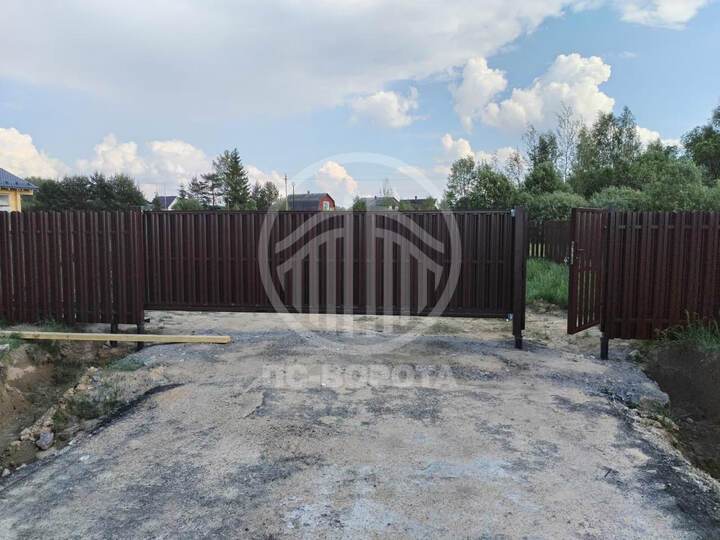 широкие ворота из евроштакетника с калиткой