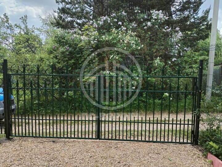 ворота с покрытием зеленого цвета, с элементами ковки