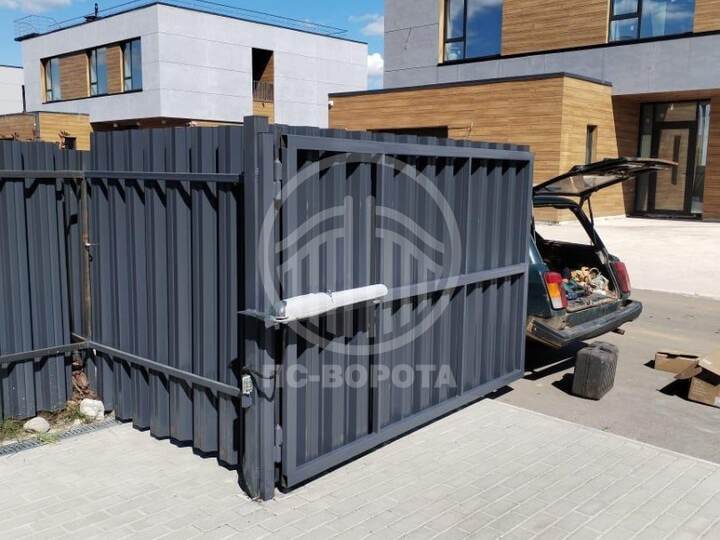 автоматика DoorHan, установленная на распашных воротах из евроштакетника
