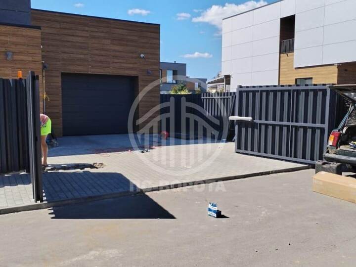 распашные ворота из евроштакетника с автоматическим открыванием