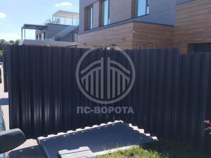 серые распашные ворота из евроштакетника