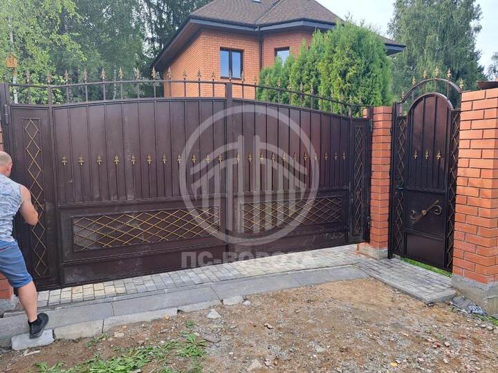 распашные ворота с элементами ковки и автоматическим открыванием