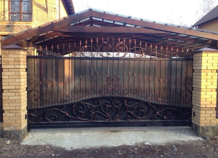 откатные ворота с коваными элементами в Москве