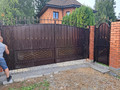 распашные ворота с элементами ковки и автоматическим открыванием